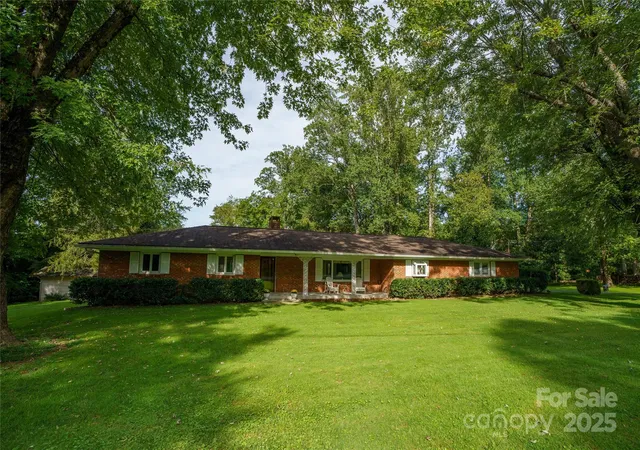 40th image of 335 Lake Circle Dr, Hendersonville, NC 28792 | MLS# 4295963