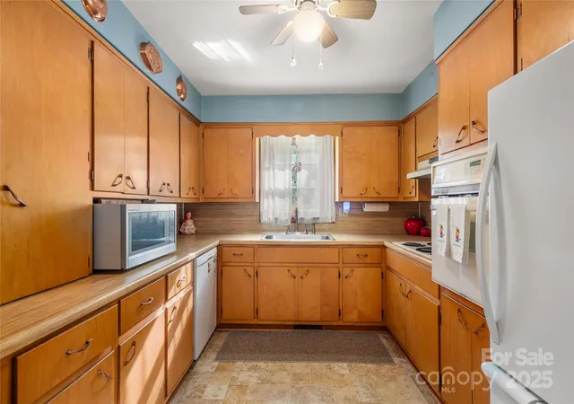 4th image of 335 Lake Circle Dr, Hendersonville, NC 28792 | MLS# 4295963