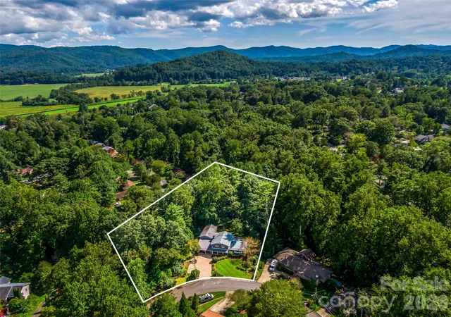 Photo 4 of Single family home for sale at 135 Dogwood Dr, Brevard, NC 28712 | MLS# 4296254 | Listing updated on 2026-08-01