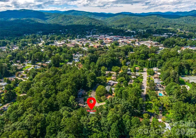 Photo 5 of Single family home for sale at 135 Dogwood Dr, Brevard, NC 28712 | MLS# 4296254 | Listing updated on 2026-08-01