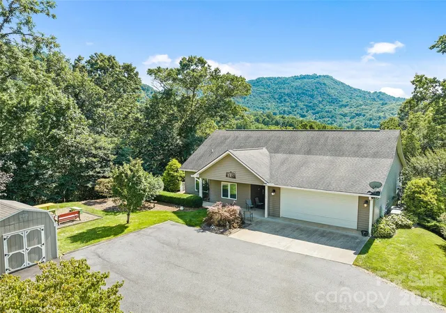Photo 4 of Single family home for sale at 140 Debbie Loop, Waynesville, NC 28786 | MLS# 4298832 | Listing updated on 2026-05-13