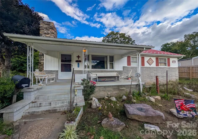 Photo 4 of Single family home for sale at 165 Cattail Crk Rd, Burnsville, NC 28714 | MLS# 4298888 | Listing updated on 2026-10-01