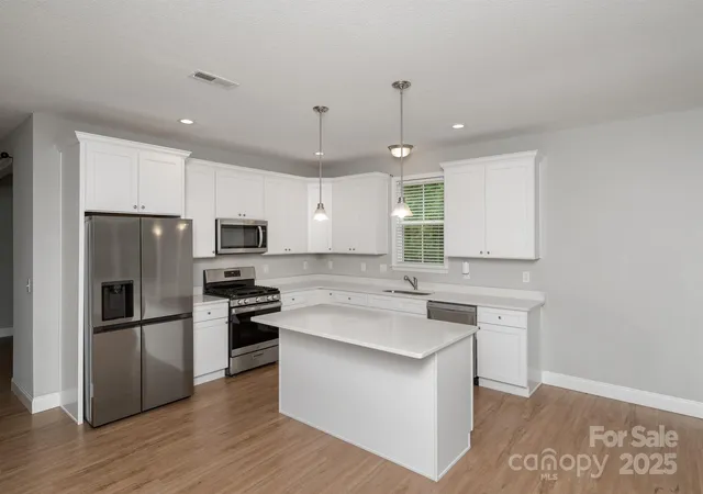 Photo 3 of Single family home for sale at 100 Holly Dr, Duncan, SC 29334 | MLS# 4299631 | Listing updated on 2026-09-17