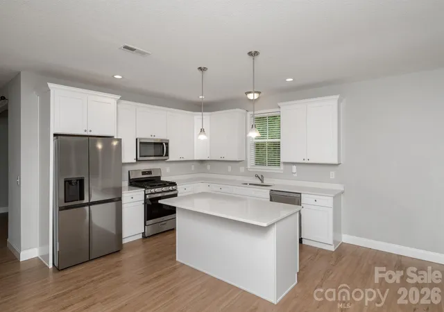 Photo 3 of Single family home for sale at 100 Holly Dr, Duncan, SC 29334 | MLS# 4299631 | Listing updated on 2026-10-16