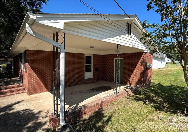 Photo 2 of Single family home for sale at 2218 W 5th Ave, Gastonia, NC 28052 | MLS# 4300007 | Listing updated on 2026-10-07