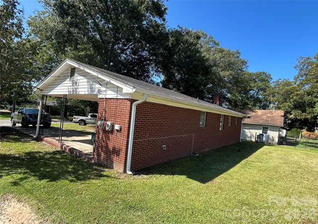 Photo 3 of Single family home for sale at 2218 W 5th Ave, Gastonia, NC 28052 | MLS# 4300007 | Listing updated on 2026-10-07