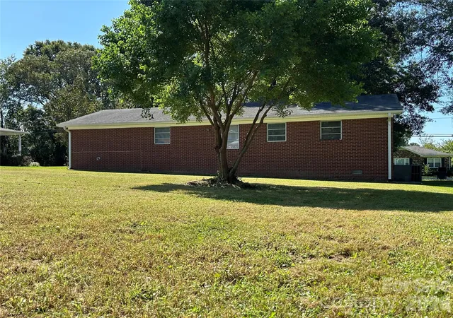 Photo 3 of Single family home for sale at 2218 W 5Th Ave, Gastonia, NC 28052 | MLS# 4300007 | Listing updated on 2026-10-07