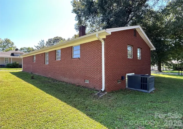 Photo 4 of Single family home for sale at 2218 W 5Th Ave, Gastonia, NC 28052 | MLS# 4300007 | Listing updated on 2026-10-07