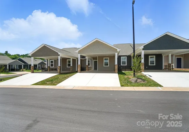 Photo 3 of Townhouse for sale at 1524 29th Street Se, Hickory, NC 28602 | MLS# 4300386 | Listing updated on 2026-10-09