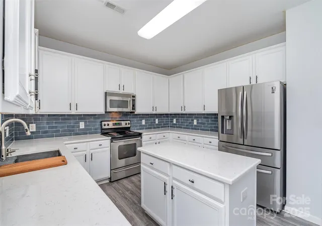 3rd image of 2823 Oakdale Pasture Dr, Charlotte, NC 28216 | MLS# 4303288