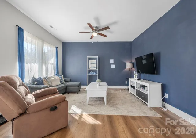 Photo 3 of Single family home for sale at 402 2Nd St Sw, Hickory, NC 28602 | MLS# 4304889 | Listing updated on 2026-09-28