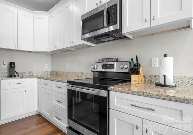 Photo 2 of Single family home for sale at 402 2nd St Sw, Hickory, NC 28602 | MLS# 4304889 | Listing updated on 2026-09-28