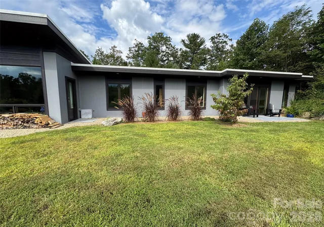 Photo 3 of Single family home for sale at 17 Fig Tree Ln, Asheville, NC 28803 | MLS# 4305834 | Listing updated on 2026-10-08