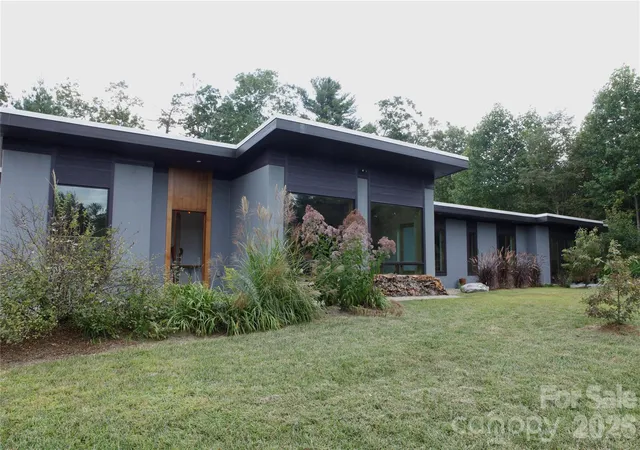 Photo 4 of Single family home for sale at 17 Fig Tree Ln, Asheville, NC 28803 | MLS# 4305834 | Listing updated on 2026-10-08