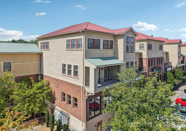 Homes for sale in Hendersonville, NC | 475 S Church Street, Hendersonville, NC 28792 | Houzeo