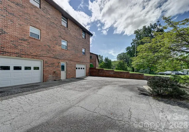 2nd image of 103 Oakwood Pl, Hendersonville, NC 28792