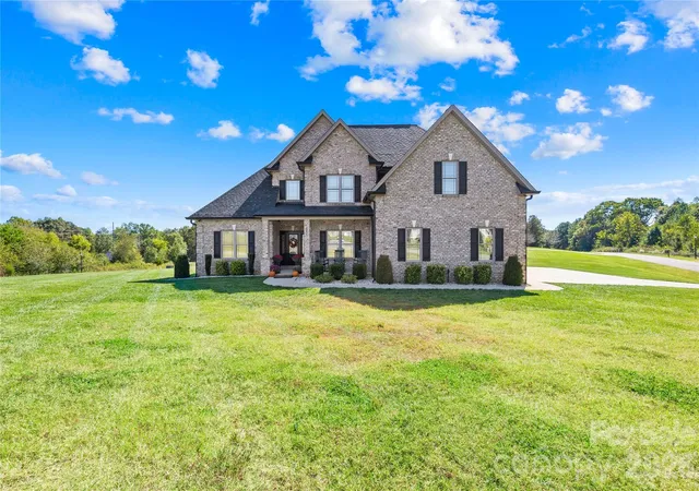 Photo 1 of Single family home for sale at 895 Oak Ridge Farms Cir, Newton, NC 28658 | MLS# 4309277 | Listing updated on 2026-09-19