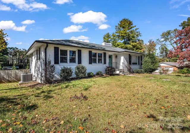 2nd image of 2115 N Stoney View Ct, Hendersonville, NC 28792 | MLS# 4310001