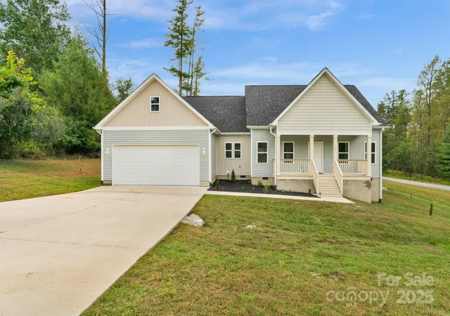 Homes for sale in Hendersonville, NC | 142 Crystal Heights Dr, Hendersonville, NC 28739 | MLS# 4310051