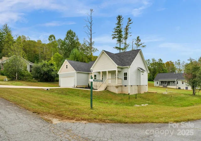 Homes for sale in Hendersonville, NC | 142 Crystal Heights Dr, Hendersonville, NC 28739 | MLS# 4310051
