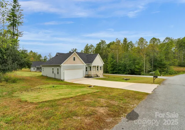Homes for sale in Hendersonville, NC | 142 Crystal Heights Dr, Hendersonville, NC 28739 | MLS# 4310051