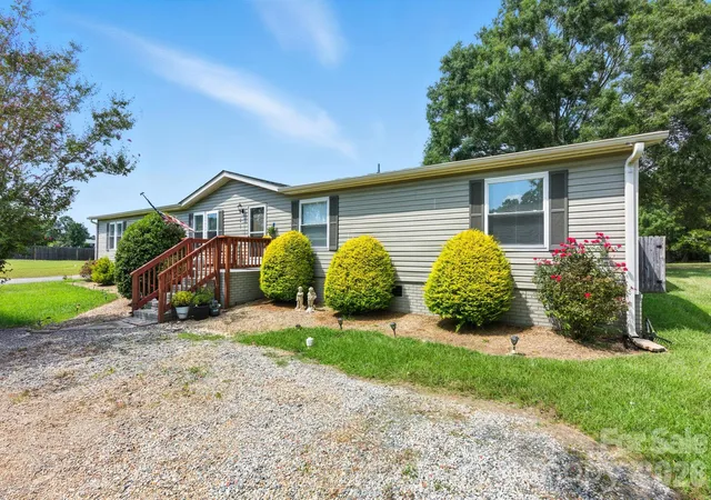 Photo 2 of Single family home for sale at 1001 Olde Creek Trl, Concord, NC 28025 | MLS# 4311037 | Listing updated on 2026-10-10