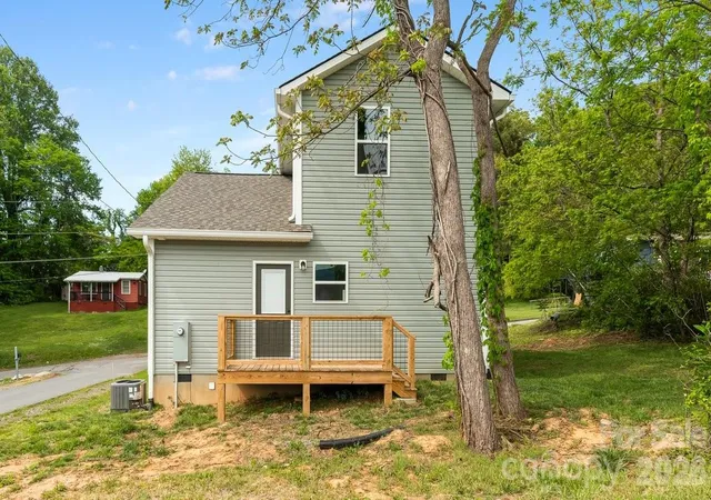 Photo 4 of Single family home for sale at 102 Babb St, Waynesville, NC 28786 | MLS# 4311847 | Listing updated on 2026-10-07