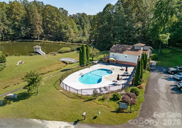 Listing Photo 2 - Condo for sale in building located at 110 Lakeview Ct, Brevard, NC 28712 - Unit #