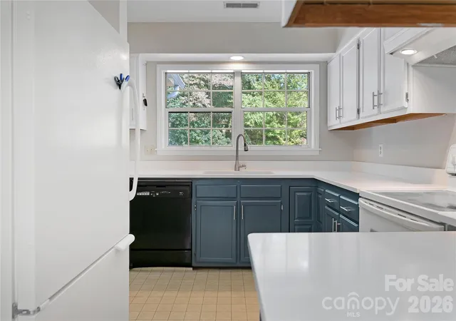 Listing Photo 5 - Condo for sale in building located at 110 Lakeview Ct, Brevard, NC 28712