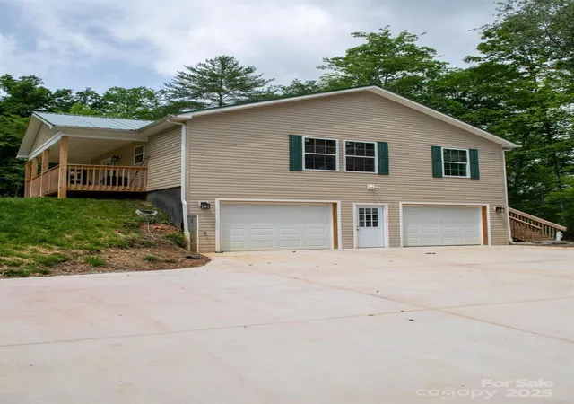 Photo 4 of Single family home for sale at 1036 Williamsburg Dr, Lenoir, NC 28645 | MLS# 4314189 | Listing updated on 2026-06-26