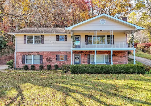 Photo 2 of Single family home for sale at 930 Scenic Cir, Waynesville, NC 28786 | MLS# 4314284 | Listing updated on 2026-09-29