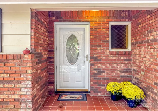 Photo 3 of Single family home for sale at 930 Scenic Cir, Waynesville, NC 28786 | MLS# 4314284 | Listing updated on 2026-09-29