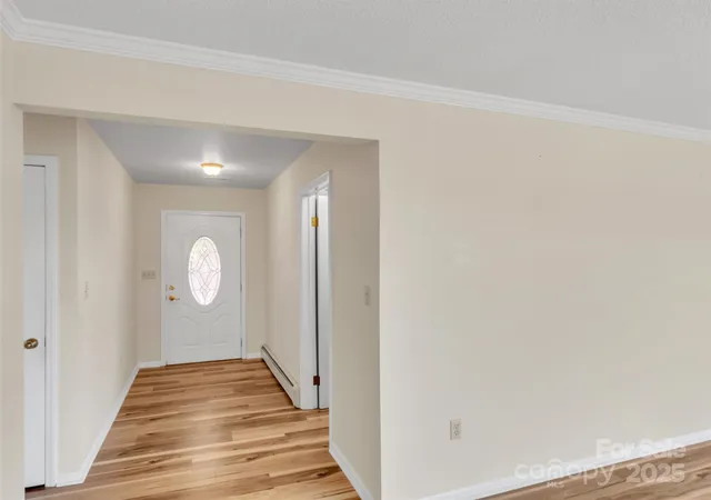 Photo 4 of Single family home for sale at 930 Scenic Cir, Waynesville, NC 28786 | MLS# 4314284 | Listing updated on 2026-09-29