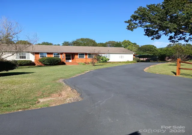 Photo 1 of Single family home for sale at 218 Muldoon Ln, Clover, SC 29710 | MLS# 4314883 | Listing updated on 2026-05-06