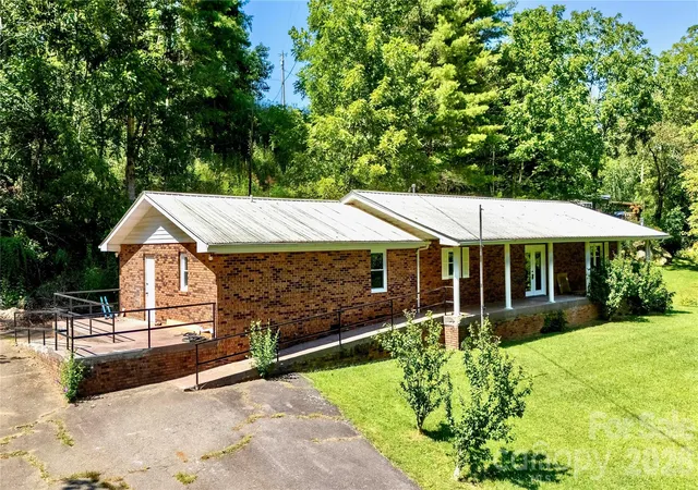 Homes for sale in Bakersville, NC | 208 Murdock Rd, Bakersville, NC 28705 | MLS# 4315892