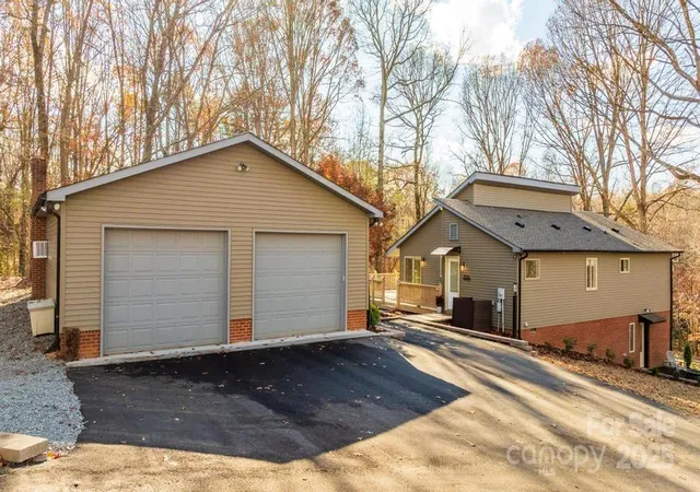 Photo 3 of Single family home for sale at 2106 Lynmore Dr, Sherrills Ford, NC 28673 | MLS# 4316248 | Listing updated on 2026-07-14
