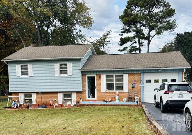 Homes for sale in Newton, NC | 1954 Villa Dr, Newton, NC 28658 | MLS# 4316462