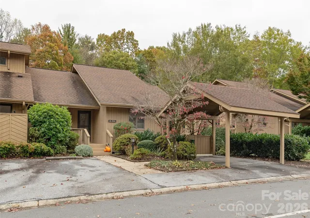 Homes for sale in Hendersonville, NC | 606 Red Oak Dr, Hendersonville, NC 28791 | MLS# 4317264