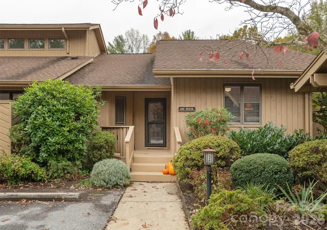 Homes for sale in Hendersonville, NC | 606 Red Oak Dr, Hendersonville, NC 28791 | MLS# 4317264