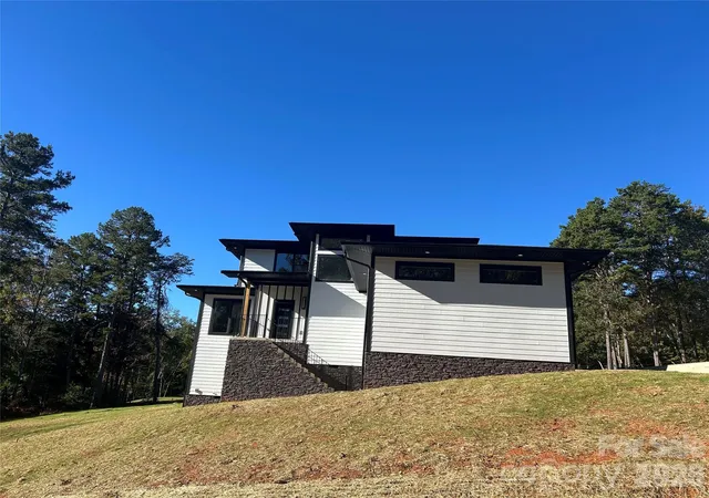 Photo 3 of Single family home for sale at 138 Broken Arrow Rd, Statesville, NC 28677 | MLS# 4318463 | Listing updated on 2026-10-19
