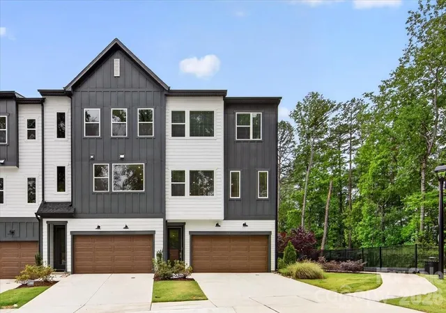 Photo 1 of Sale Pending at 921 Archway Ln, Charlotte, NC 28217 | MLS# 4318568 | Listing updated on 2026-10-20