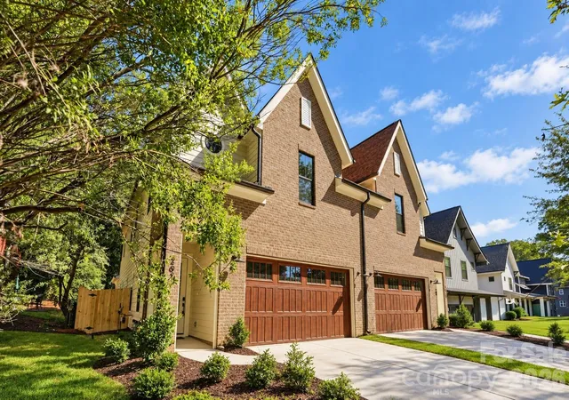 Listing Photo 2 - Condo for sale in building located at 2621 Springway Dr, Charlotte, NC 28205