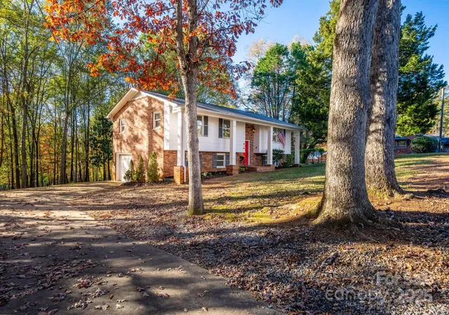 2nd image of 1185 10th Street Pl Cir Nw, Hickory, NC 28601 | MLS# 4318736