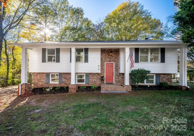 1st image of 1185 10th Street Pl Cir Nw, Hickory, NC 28601 | MLS# 4318736