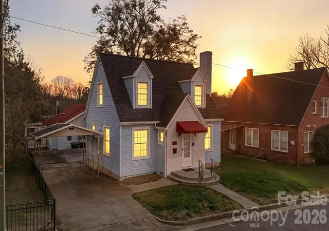 Photo 1 of Single family home for sale at 323 4th Street Pl Sw, Hickory, NC 28602 | MLS# 4319636 | Listing updated on 2026-10-10
