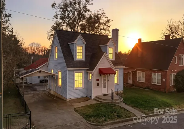 Photo 1 of Single family home for sale at 323 4th Street Pl Sw, Hickory, NC 28602 | MLS# 4319636 | Listing updated on 2026-08-31