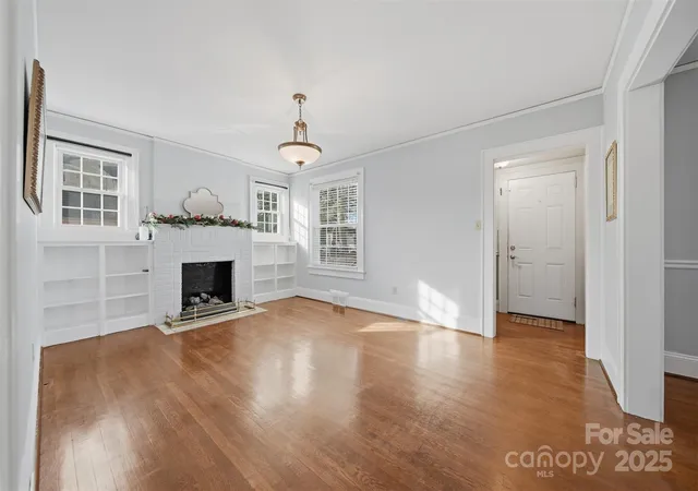Photo 2 of Single family home for sale at 323 4th Street Pl Sw, Hickory, NC 28602 | MLS# 4319636 | Listing updated on 2026-08-31