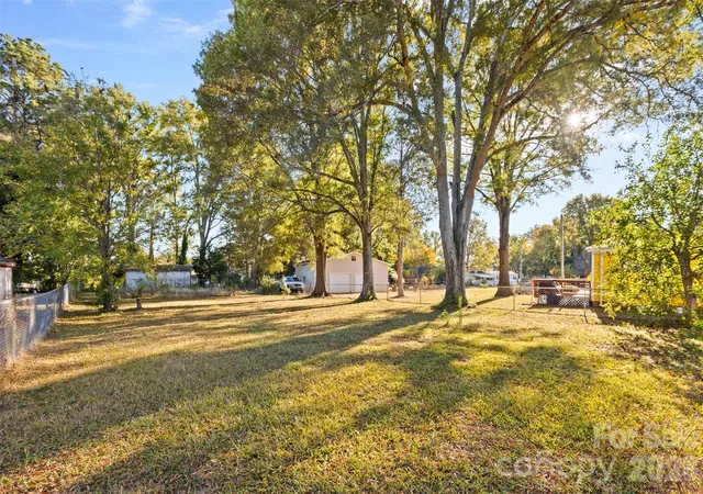 Photo 2 of Single family home for sale at 811 Cherry Rd, Rock Hill, SC 29730 | MLS# 4322175 | Listing updated on 2026-09-28