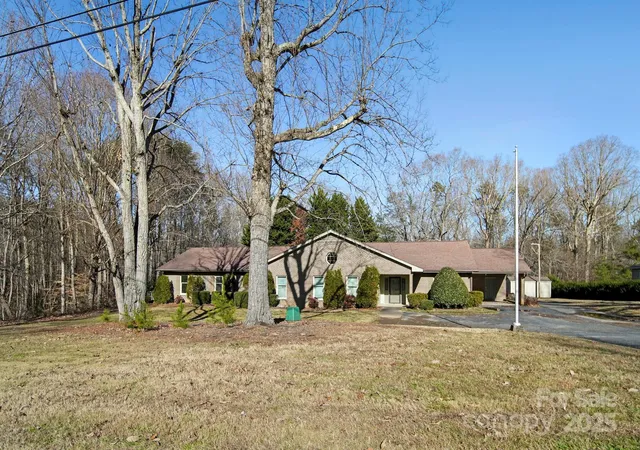 2nd image of 1015 Elizabeth Dr, Dallas, NC 28034 | MLS# 4322424
