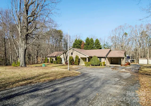 3rd image of 1015 Elizabeth Dr, Dallas, NC 28034 | MLS# 4322424